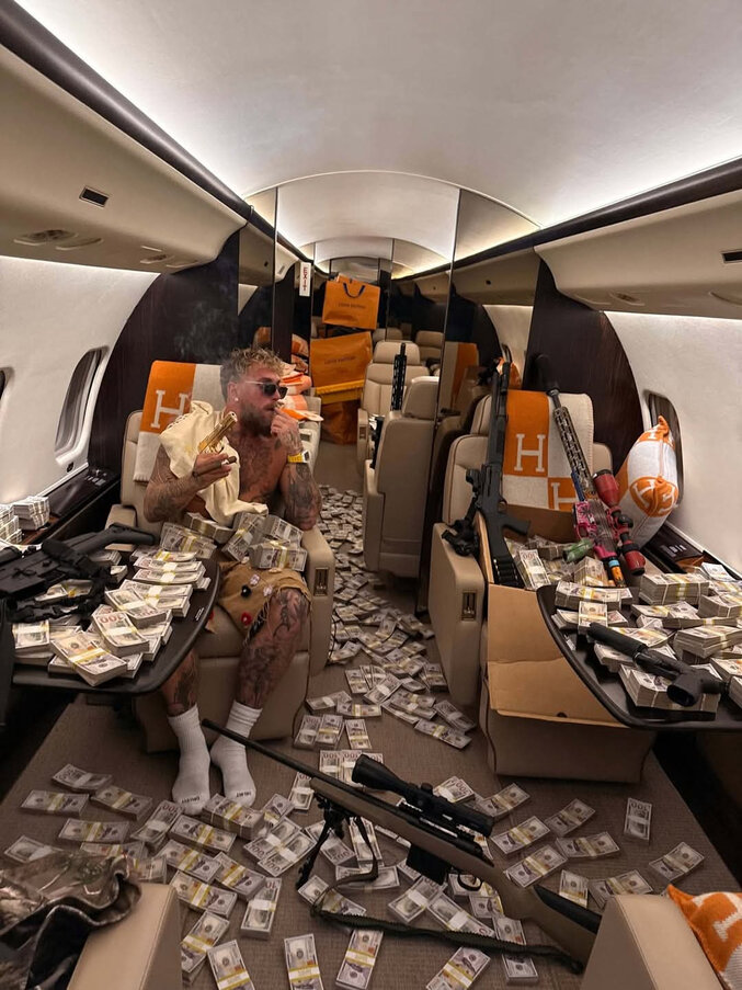 Vanité. Vacuité et illusions. Le pic de la civilisation occidentale dans une image... Voici Jake Paul, un des plus gros "influenceurs" américains. Il y a 5 jours, il publiait cette photographie dans son avion privé de 20 millions de dollars. Des liasses de billets, des marques et des flingues. Son cliché est présenté comme l'objectif suprême de l'existence : "Le rêve américain", dit-il, suivi d'un mot d'encouragement pour ses millions de followers pauvres : "Commencez aujourd'hui ! Croyez-y ! Échouez ! Travaillez !" et autres bullshit type coach de chez Wish.
Cette photo est absolument géniale et devrait finir dans un musée du capitalisme après effondrement tant elle symbolise l'ère du vide et le vulgaire comme valeur ultime d'une civilisation paumée sans repère. Analyse point par point.
- Le sophisme du survivant : Clé de voûte du contrôle social
Ce biais de perception consiste à mettre en avant une singularité d'un système inégalitaire en occultant la majorité des échoués, disparus du champ de vision. Jake Paul est arrivé parmi les premiers utilisateurs des réseaux sociaux. Il a fondé sa popularité sur le clash et le vulgaire, utilisant les plus bas instincts humains pour gagner en popularité. Sa fortune est construite sur du placement de produits et la vente de goodies low-cost à des millions de pauvres qui rêvent d'être comme lui mais ne le seront jamais. Sa richesse n'est pas le fruit d'un travail mais un miroir déformant du nombre d'influencés. Plus tu manipules, plus tu capitalises.
Dans la même période, les inégalités ont explosé. On compte désormais 40 millions de pauvres aux USA. C'est une personne sur dix. Chez les non-pauvres, ceux qui gagnent tout juste de quoi survivre sont bien plus nombreux encore. La majorité du peuple américain est aujourd'hui constituée de gens qui vivotent péniblement dans l'espoir d'un rêve qui n'existe pas.
Des figures comme Jake Paul et d'autres servent à maintenir en vie l'illusion que tout le monde peut réussir. Et plus ils affichent une richesse toujours plus astronomique, plus l'illusion se renforce. Et ce, même si mathématiquement, un Jake Paul est le fruit d'un déséquilibre total dans la distribution des richesses produites, voire même un symbole d'accaparement.
Il suffira de dire que ceux qui ne sont pas d'accord avec ce principe sont jaloux (et ça marche!).
- Le culte du paraître
Tout dans ce rêve préfabriqué est artificiel. Le mérite ? Artificiel. Comme on l'a vu plus haut, la richesse n'est pas le résultat du travail mais le fruit du capital. Le travail, lui, est le fardeau des masses laborieuses qui n'ont parfois rien à envier aux ouvriers du XVIIIe siècle.
Tout est artificiel jusqu'à l'image elle-même. Jake Paul, comme d'autres milliardaires, ne se balade pas vraiment avec des millions de dollars en liquide ni avec des armes de guerre dans son véhicule. Fruit d'une mise en scène étudiée, chaque petit paquet de billets a été placé ici et là pour donner le sentiment de quantité. Les armes servent également de symbole pour accentuer une image bon marché de virilité. Jake Paul n'en a aucune utilité. Les seuls à utiliser ces armes de guerre sur le territoire américain sont les auteurs des meurtres de masse qui se déroulent sans faire sourciller la population pratiquement chaque semaine : mais, "les flingues, c'est cool, duh"
Et quand tu retires ces couches de superficialité, que reste-t-il ? Un mec seul dans un avion qui ne va nulle part, se mettant en scène pour la caméra. L'important étant l'impact sur le spectateur, pas la réalité. Le faux devient ainsi la composante centrale de toute la carrière de Jake Paul, mais aussi celle d'un grand nombre d'influenceurs dont le seul talent est : organiser le clash, distiller la frustration, vendre du rêve.
- La mort de toutes valeurs humaines
Même si ce n'est pas explicitement affiché, Jake Paul et d'autres existent uniquement parce qu'ils ont abandonné toutes valeurs humaines essentielles et éthiques qui fondent nos civilisations : l'entraide, l'empathie, le vivre-ensemble, l'honnêteté, les bonheurs simples, la construction collective d'une société vivable pour tous. Tout ceci est liquidé pour ne laisser place qu'à une seule donnée : l'accumulation. Le culte du nombre. Et tous les moyens sont bons pour y arriver. Mentir. Manipuler. Vendre daube sur daube. Diviser. Clasher. Et le message d'une telle débauche de richesse est clair : si vous n'avez pas le nombre, vous êtes un raté. Pour devenir le prochain Jake Paul, abandonnez tout ce qui fait de vous un être humain !
- La pédagogie de la résignation
On en vient naturellement au dernier point qui agglomère tous les autres. Cette photographie n’enseigne pas la réussite individuelle. Elle enseigne l’acceptation de l’échec collectif. Elle est le miroir de l'éducation américaine abandonnée. De l'incapacité à se soigner. De l'abandon insidieux des droits de l'Homme. De la paupérisation galopante. Du chacun pour soi porté au rang de quasi-religion nationale. Les individus isolés, seuls devant leur écran à contempler la réussite du 0,001 %, intériorisent l'idée qu'ils ont raté leur vie. « Si vous échouez, c’est de votre faute. »
Ce cliché, comme d'autres du même acabit, transforme une anomalie statistique – le survivant – en norme morale du modèle capitaliste. Et quelle morale... S’il a réussi, c’est que lui a « cru en lui », pas vous. C'est faux, mais ça fonctionne. Ce récit est extraordinairement utile au monde marchand. Il dépolitise la misère qui découle de la concentration des richesses. Il individualise l’échec. Il rend toute critique structurelle inaudible car, comme ce texte, la chemin intellectuel est trop long, trop complexe, incapable de rivaliser contre l'illusion et le choc des images.
Pourquoi parler de redistribution, de services publics, de justice sociale, de sociologie des institutions, quand il suffirait juste d’y croire plus fort en ce rêve américain ? Toi aussi, lance ta boîte en drop-shipping, vends de la merde made in China en montrant tes abdos sur TikTok ! Moque toi des gros. Insulte les femmes. Titille ce mascu frustré sur Instagram. C'est vendeur. Dans l'air du temps ! Et surtout, ça rapporte gros. Le rêve américain n'est ainsi plus une fondation collective fondée sur l'effort de chacun pour tous, mais l'espoir d'une sortie individuelle par le haut, quoi qu'il en coûte, même si cette sortie est mathématiquement inaccessible à l’immense majorité.
Le rêve américain version influenceur n’est pas un moteur d’émancipation. C’est un outil de pacification sociale dans un monde au bord de l'explosion. Une cuillère de sucre pour faire avaler le poison de ce qui est pourtant intolérable au commun. Un sédatif idéologique de masse.
Il maintient ainsi des millions de gens courageux et (vraiment) travailleurs dans un état intermédiaire très pratique : pas assez pauvres pour se révolter, pas assez riches pour être libres, occupés à admirer ceux qui les écrasent en vérité.
Et pendant que les regards sont rivés sur des jets privés, des flingues et des liasses de pognon posées sur le sol à distances égales pour la photo, le système, lui, continue tranquillement à fonctionner, bien protégé, indiscuté.
J'aimerais pouvoir me dire que tout ceci n'est qu'une triste farce, si seulement l'état de la planète et des ressources n'était pas à ce point inquiétant. Car tant que l'illusion d'une croissance infinie tient encore debout dans assez de cerveaux, on tolère tranquillement le fait qu'une minorité puisse tout s'accaparer. Mais quand nous aurons trop tiré sur la corde, ce qui est inévitable selon l'ensemble des données scientifiques, ce sera sauve-qui-peut et autres hurlements plus vite qu'il ne faut de temps pour le dire.
Vanité. Vacuité et illusions. Les piliers d'un empire qui ne veut pas mourir.
Source: Mr Mondialisation (sans IA, comme toujours et à jamais)