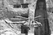 1980 Un hélico soviétique passe devant un des Boudhas de Bamiyan, en Afghanistan.