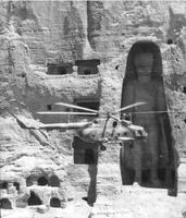 1980 Un hélico soviétique passe devant un des Boudhas de Bamiyan, en Afghanistan.