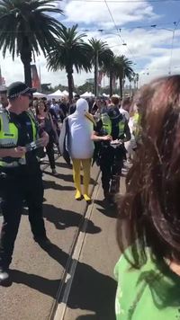 Kan tu manges sur la promenade