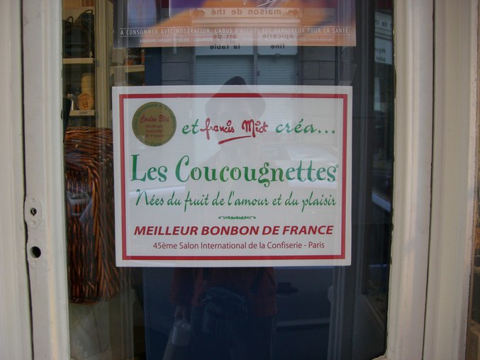 La vitrine d'une confiserie de Nantes présentant les meilleurs bonbons de France.