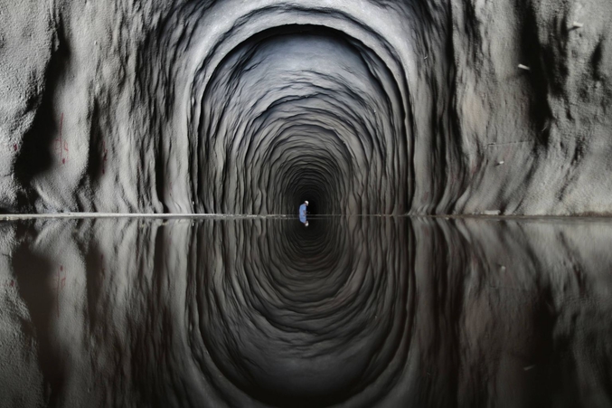 Un travailleur surveille le forage du tunnel Cuncas II à Mauriti (Brésil) qui doit permettre de relier des canaux en construction afin de détourner l’eau de la rivière San Francisco dans le but de lutter contre la sécheresse qui touche 4 États (photo de Ueslei Marcelino pour Reuters)