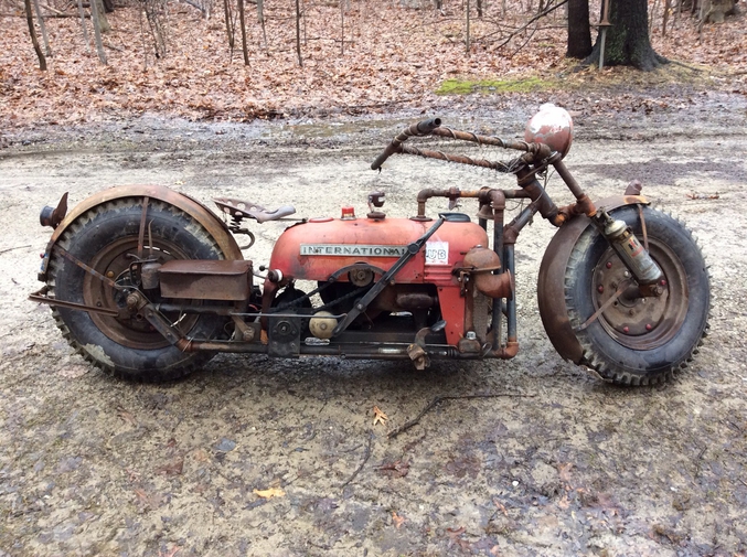 Moto fonctionnelle redneck, réalisée avec un tracteur.(Ohio/US)