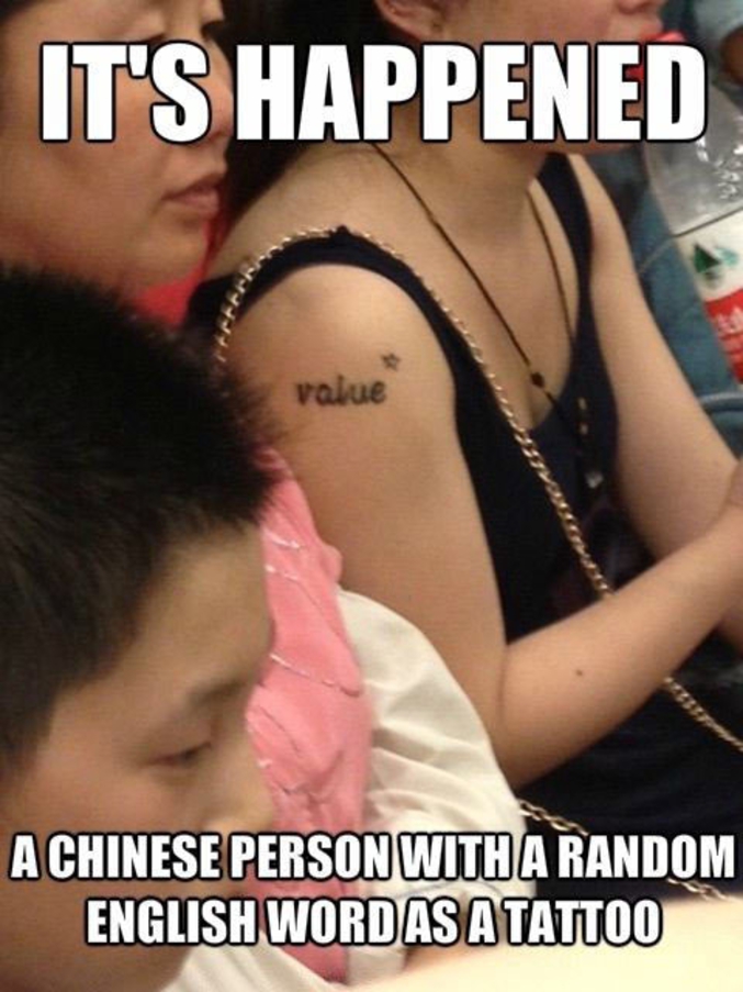 Un Chinoise avec un mot anglais pris au hasard tatoué.