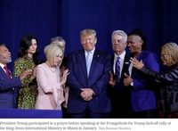27 Mars 2020 : A un congrès d'évangélistes, Trump fait une petite prière d'intro avec eux