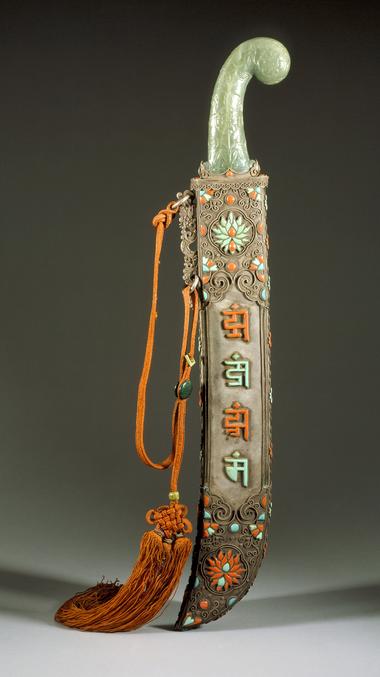 Lame d'acier, poignée de jade gravée, fourreau d'argent incrusté de motifs de corail et de turquoises, pampille en soie.
Fort heureusement, la culture tibétaine est soigneusement effacée depuis lors.