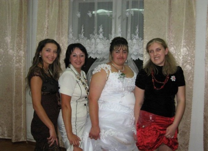 La mariée, c'est la deuxième en partant de la droite.