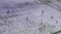 2 équipes jouent au foot sous la neige en Turquie ...