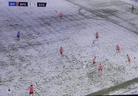 2 équipes jouent au foot sous la neige en Turquie ...