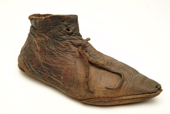 Visible au Musée de Londres, dont voici le commentaire : 
Au cours de la période médiévale, les chaussures des enfants étaient semblables à celles portées par les adolescents et les adultes. Les seules exceptions étaient les "poulaines" exagérées, longues et pointues, qui n'étaient portées que par les adultes. Cette poulaine d'enfant au pied droit date de la fin des années 1300 et a un bout légèrement pointu. Le bout de l'orteil est usé. Elle est fermée à l'avant par une lanière de cuir. Elle est complète, y compris le "rand" (terme de cordonnerie anglais désignant la bande de cuir insérée entre la tige et la semelle). 
Elle a été trouvée à Londres.

Il est à noter que les chaussures de l'époque étaient conçues pour pouvoir être portées indifféremment au pied droit ou au pied gauche. Toutefois, une fois que l'utilisateur commençait à les porter, il les différenciait pour les répartir toujours de la même manière, le cuir se faisant au pied au fil du temps.