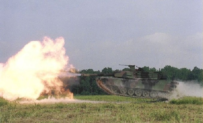 Un tank est ravi de sa puissance de feu.
