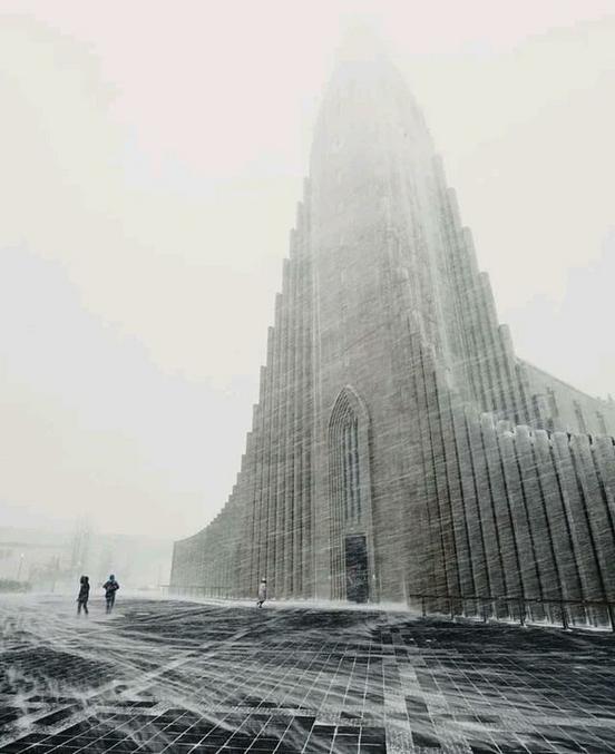 La Hallgrímskirkja (prononciation en islandais : [ˈhatl̥krimsˌcʰɪrca], littéralement « église de Hallgrímur ») est une église luthérienne (Église évangélique-luthérienne d'Islande) située dans le sud-est du centre-ville de Reykjavik, en Islande.

Construite de 1945 à 1986, elle est en béton et sa flèche mesure 74,5 m. Elle a été le plus haut bâtiment d'Islande jusqu'à la construction de la tour Smáratorg inaugurée en 2008. Son architecte est Guðjón Samúelsson.

Son architecture rappelle les orgues basaltiques, présents en grand nombre en Islande. Elle doit son nom au poète et pasteur Hallgrímur Pétursson, auteur des Psaumes de la Passion, un texte majeur dans l'histoire de littérature islandaise[1]. En raison de sa taille, elle est souvent considérée, à tort comme une cathédrale, la véritable cathédrale (la seule en Islande, siège du cathèdre) se trouvant auprès du lac Tjornin à proximité du parlement.