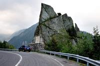 Une stèle pour la route de montagne la plus dangereuse de Roumanie : la la Transfarashan...