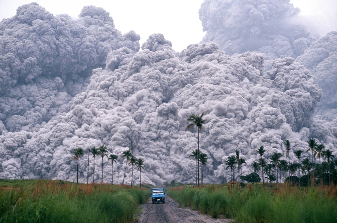 Éruption du Pinatubo (Philippines), immortalisée le 15 juin 1991 par le photographe Alberto Garcia.