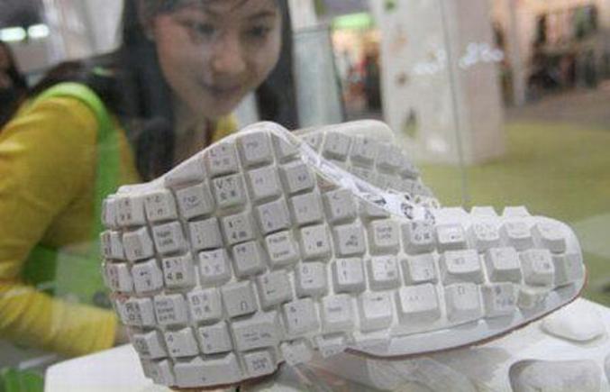 Une paire de chaussure dont la tige est recouverte d'un semblant de clavier.