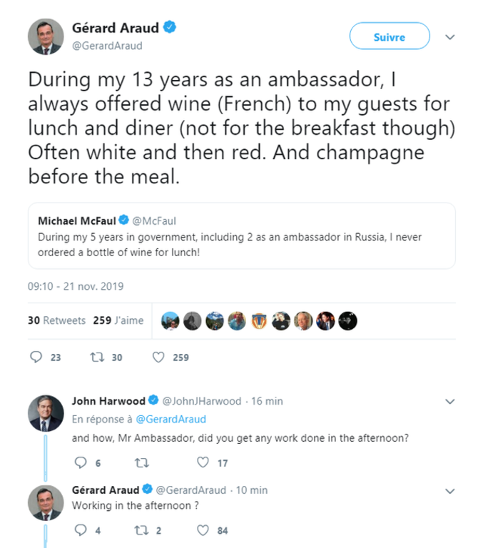 Michael McFaul : pendant mes cinq années au gouvernement, dont deux ans en tant qu'ambassadeur en Russie, je n'ai jamais commandé une bouteille de vin au déjeuner !
Gérard Araud : Au cours de mes 13 ans en tant qu'ambassadeur, j'ai toujours offert à mes invités du vin (français) au déjeuner comme au dîner (toutefois pas au petit déjeuner). Souvent du blanc puis du rouge. Et du champagne en apéritif.
John Harwood : Et comment, monsieur l'Ambassadeur, parveniez-vous à travailler un tant soit peu l'après-midi ?
Gérard Araud : Travailler l'après-midi ?