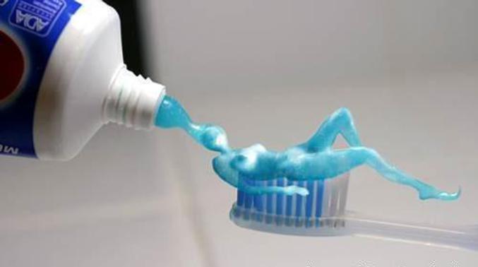 Du dentifrice pour motiver les hommes à se brosser les dents.