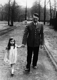 Tonton Adolf avec Helga Goebbels
