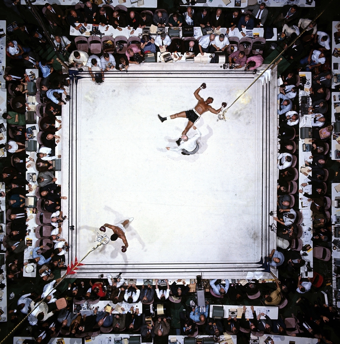 Photo prise après la victoire par KO de Muhammad Ali dans la catégorie des poids lourds en 1966 à Houston.
D’après le photographe Neil Leifer, ce cliché est le plus beau qu’il n’ait jamais réalisé.
