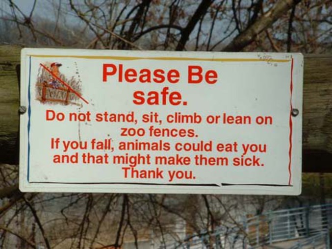 Ne pas grimper, s'asseoir ou s'appuyer sur les clôtures du zoo. Si vous tombez, les animaux pourraient vous manger et tomber malade. Merci.