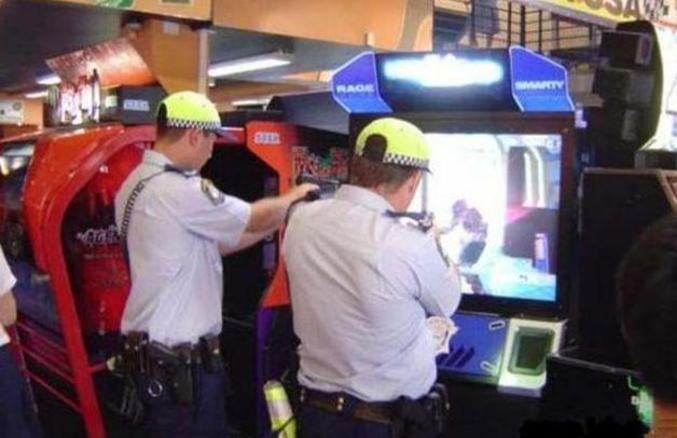 Des policiers qui s'entrainent au tir sur une borne arcade.