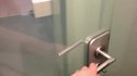 Porte de toilettes transparente