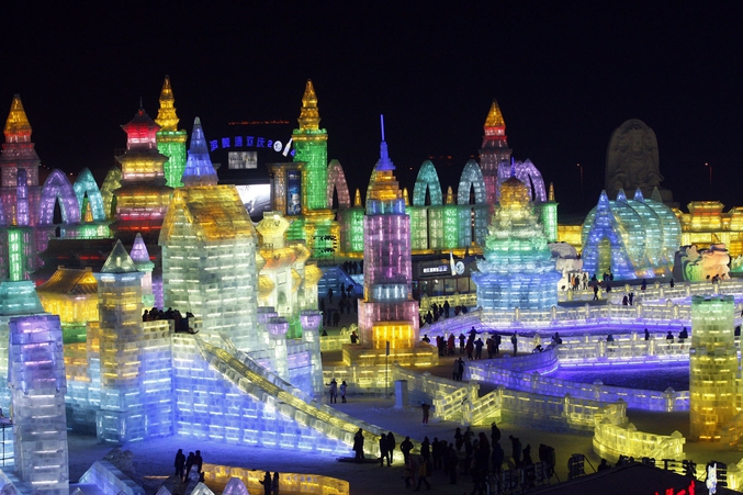 Le village de glace, construit à Harbin au nord-est de la Chine par 10 000 travailleurs pour le 30e Festival de la Neige. Ces structures incroyablement détaillées ont nécessité environ 330 000 mètres cubes de neige et de glace.