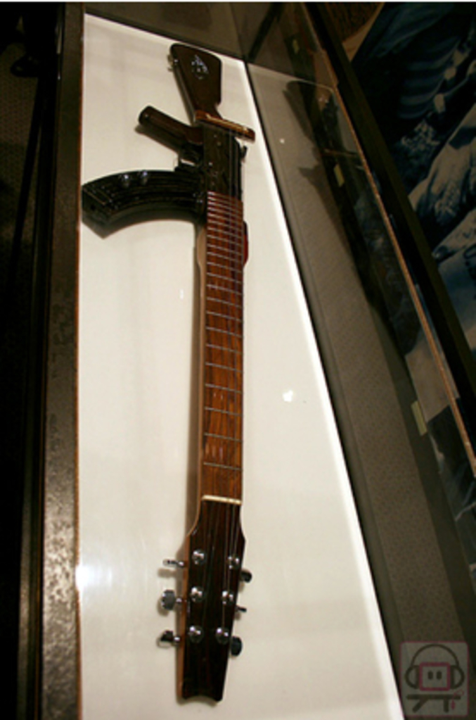Une guitare en forme d'AK47.