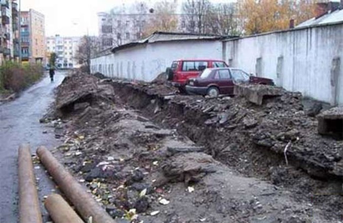 Des voitures bloquées sur un parking pour cause de travaux.