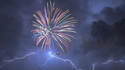Feu d'artifice et éclairs
