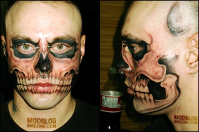 Un homme s'es fait tatouer un crâne sur le visage