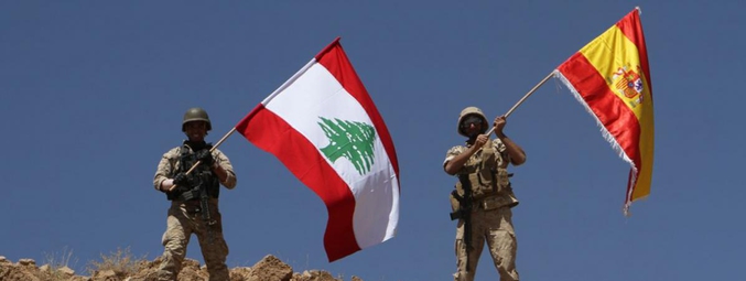Samedi 19 août 2017 : des soldats libanais hissent le drapeau espagnol sur une colline reprise au groupe état islamique, en hommage aux victimes des attentats de Catalogne.