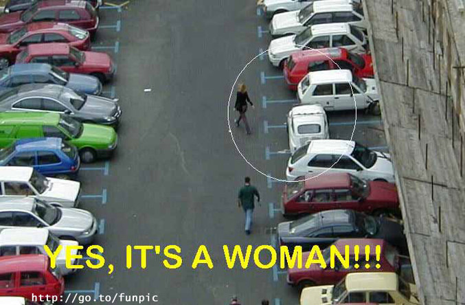 Une femme qui s'est garée sur une place de parking, quoi de plus normal ?