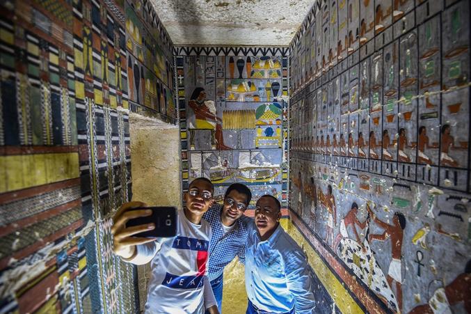 Dans la tombe de Khuwyen, noble égyptien sous la cinquième Dynastie, tombe découverte en 2019 au Sud du Caire et particulièrement bien préservée tant au niveau des couleurs que des inscriptions.
Source : https://news.yahoo.com/egypt-unveils-colourful-fifth-dynasty-tomb-164453897.html