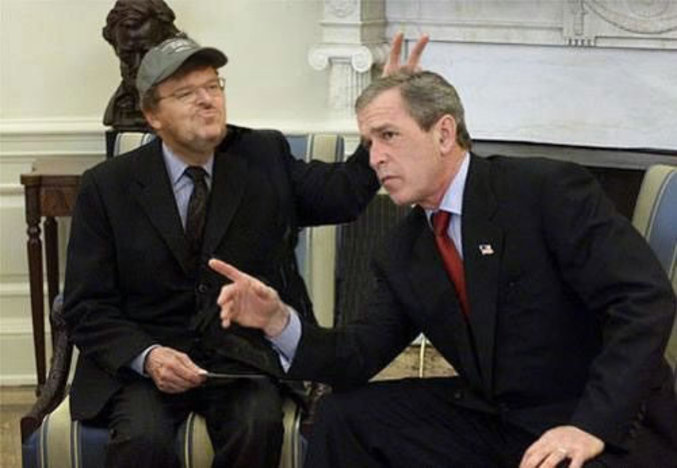Michael Moore fait une petite blague à Georges Bush