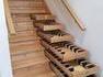 L'escalier sert de cave à vins