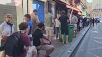 La queue pour les lunettes 