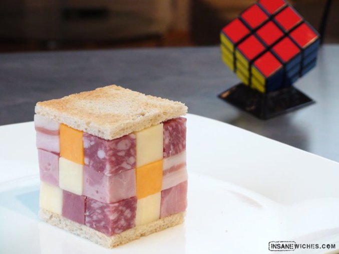 Un sandwich en forme de cube.