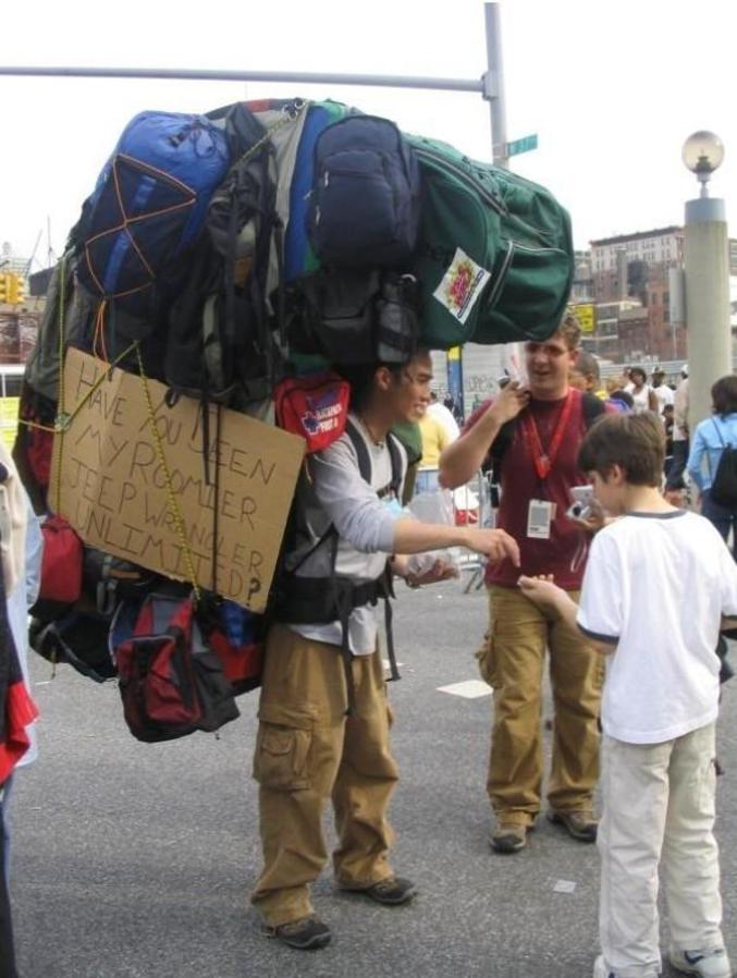 Un voyageur avec un énorme sac à dos.