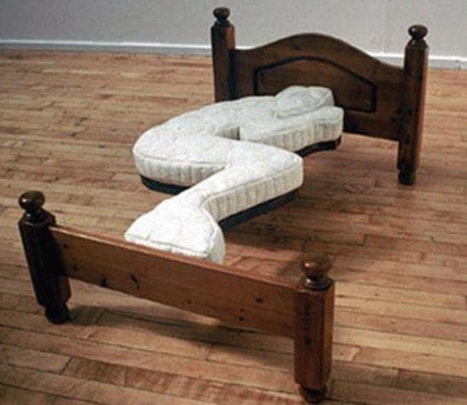 Un lit qui est fait sur mesure.