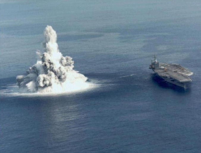 Une bombe explose à coté d'un bateau.