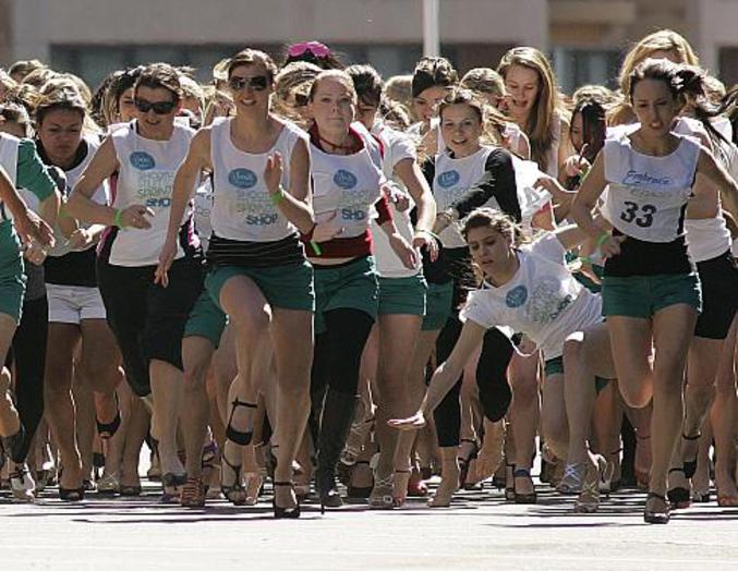 Mardi 2 septembre 2008 : 265 femmes ont participé à une course en talons aiguilles à Sydney.