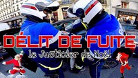 Une voiture fauche un piéton et fait un délit de fuite, un motard s'engage dans une course poursuite, déguisé en père Noël