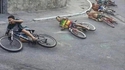 Cyclistes prenant un virage à la corde