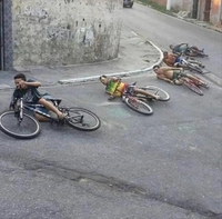 Cyclistes prenant un virage à la corde