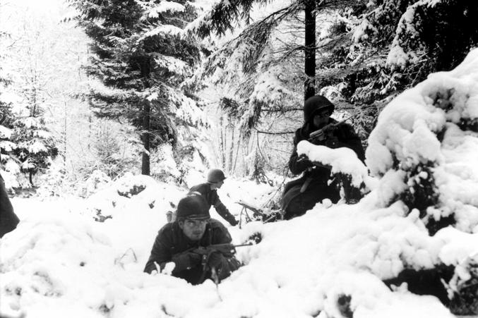 Avec leur assaut initial contre les troupes alliées à 5h30 du matin le 16 décembre 1944, les Allemands ont commencé ce qui est devenu plus tard connu sous le nom de Bataille des Ardennes. Les conditions météorologiques lors de cette dernière grande offensive allemande sur le front occidental de la Seconde Guerre mondiale étaient extrêmement mauvaises pour les deux camps. C’était un hiver très froid  et enneigé.
Ici, des fantassins américains du 290e régiment se battent dans des chutes de neige fraîche près d’Amonines, en Belgique, le 4 janvier 1945.