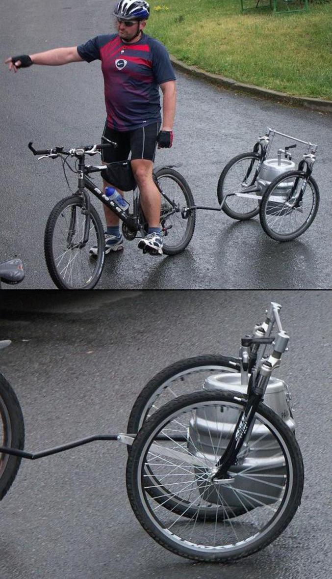 Un cycliste qui ne part jamais sans son mini fût de bière.