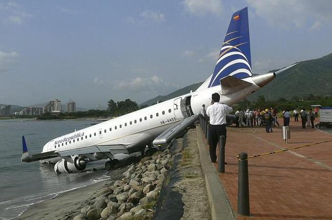 Un avion a effectué un atterrissage d'urgence sur la piste mouillée de l'aéroport Simon Bolivar (Santa Marta, Colombie)