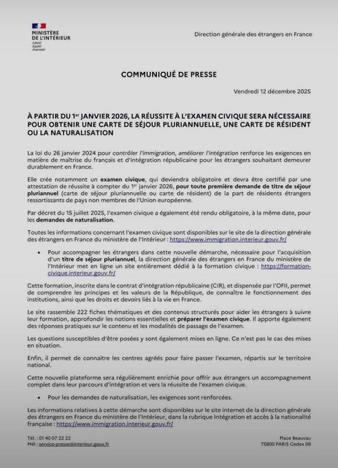 Cette réforme a été mise en place dans le cadre de la loi du 26 janvier 2024, qui cherche surtout à mieux contrôler l’immigration et à renforcer l’intégration en s’assurant que les étrangers qui restent durablement en France connaissent les principes de la République, le fonctionnement du pays et maîtrisent un minimum le français, pas officiellement parce que « les immigrés se comportent mal » mais pour sélectionner ceux qui s’inscrivent dans ces règles communes. Concrètement, avant 2025, il suffisait en pratique de suivre la formation civique et de justifier d’un niveau de français assez basique, sans véritable examen final systématique, alors qu’à partir de 2026 la réussite d’un examen civique standardisé et la présentation d’attestations de niveau de langue plus élevé deviennent des conditions essentielles pour obtenir une première carte de séjour pluriannuelle, une carte de résident ou la naturalisation. Cela favorise clairement les personnes qui parlent déjà français ou acceptent de l’apprendre sérieusement, tandis que celles qui ne parlent pas du tout français et ne montrent pas de progression auront beaucoup plus de difficultés à être admises, même si certaines exceptions particulières subsistent.