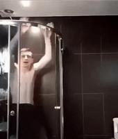 Un pseudo-Tarzan prend sa douche